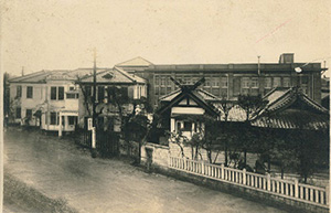 水道橋駅側から（手前は三崎神社）