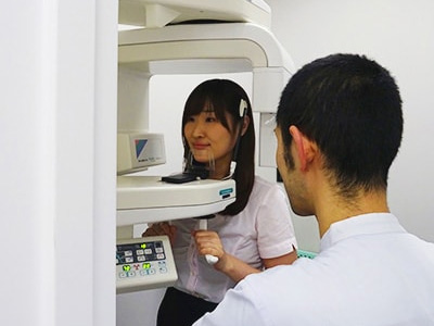 パノラマエックス線検査 :歯と顎骨・顎関節の撮影をします