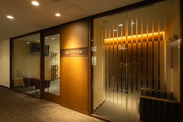 口腔インプラント科前