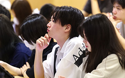 授業を受ける学生