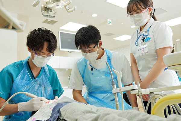 診療する先生と患者