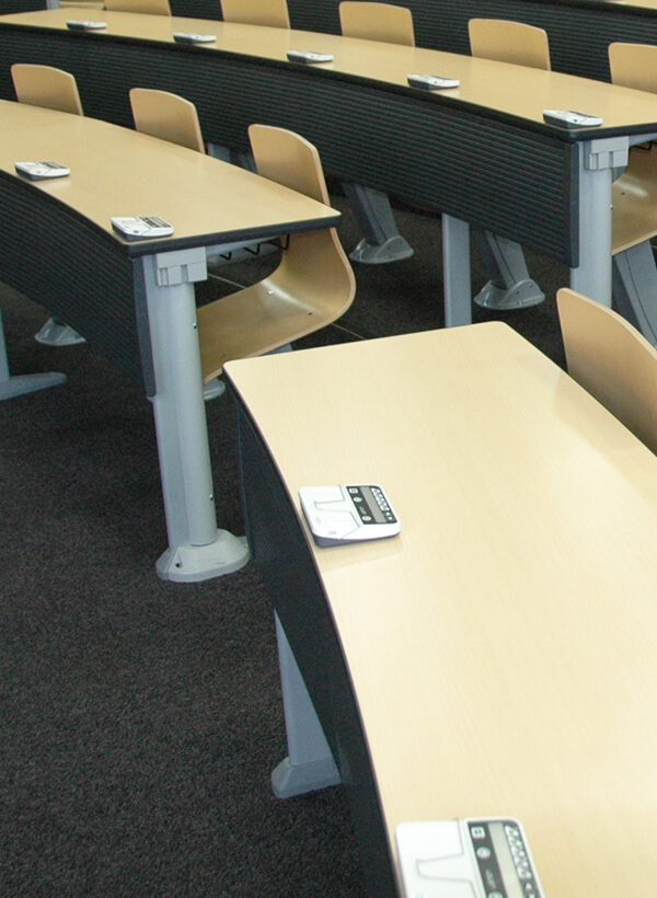クリッカーが設置された大教室