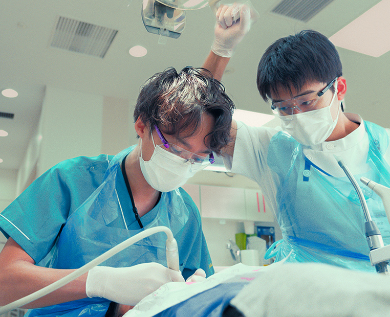 治療をする先生