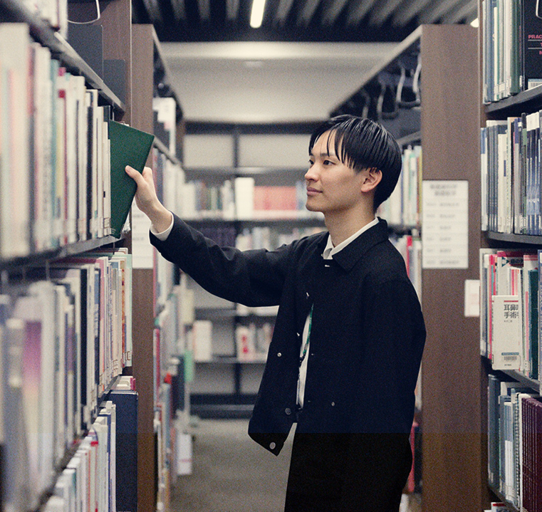 図書室で本を選ぶ学生