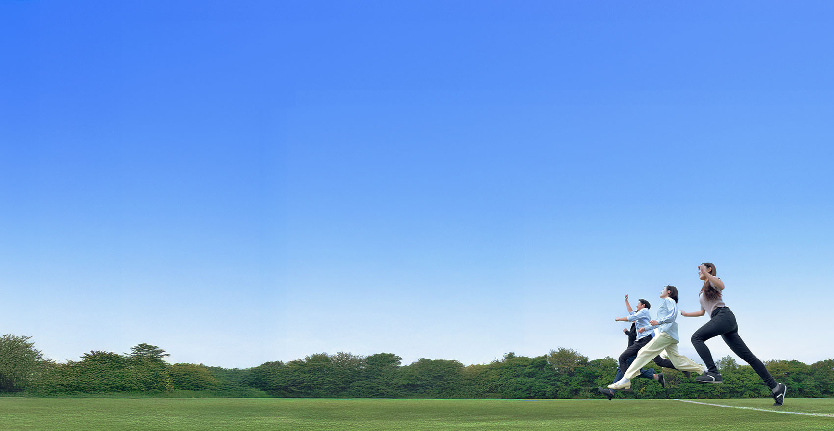 グラウンドで飛び跳ねる学生