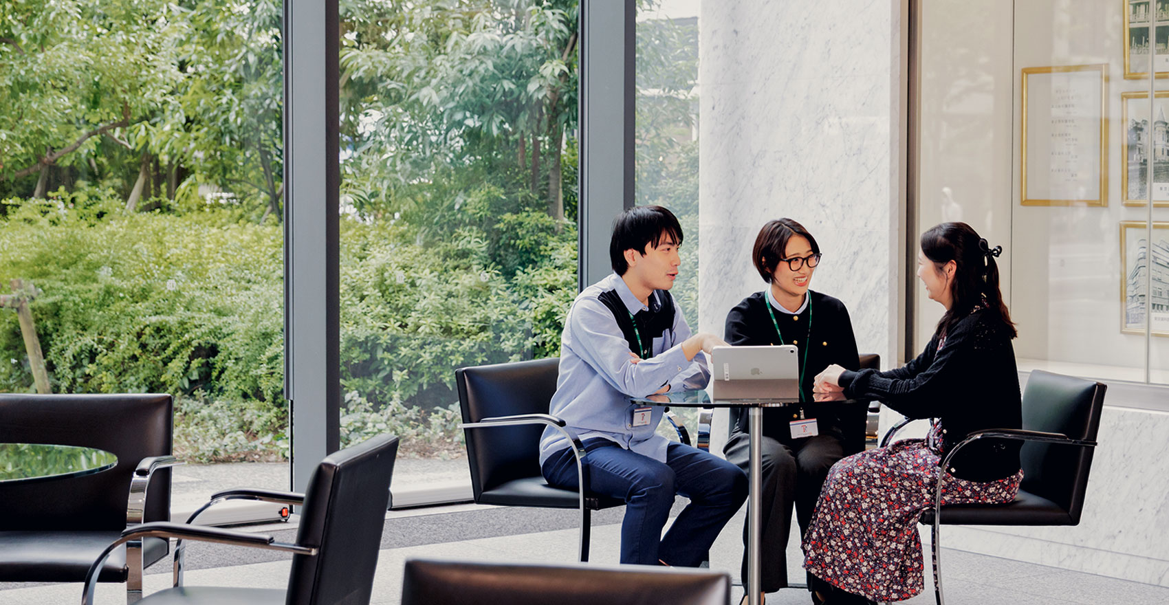 ラウンジで談笑する学生