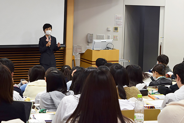 学生へ直接メッセージを送るP-Comメンバー