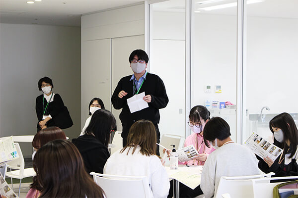 千代田区立図書館スタッフによる説明の様子