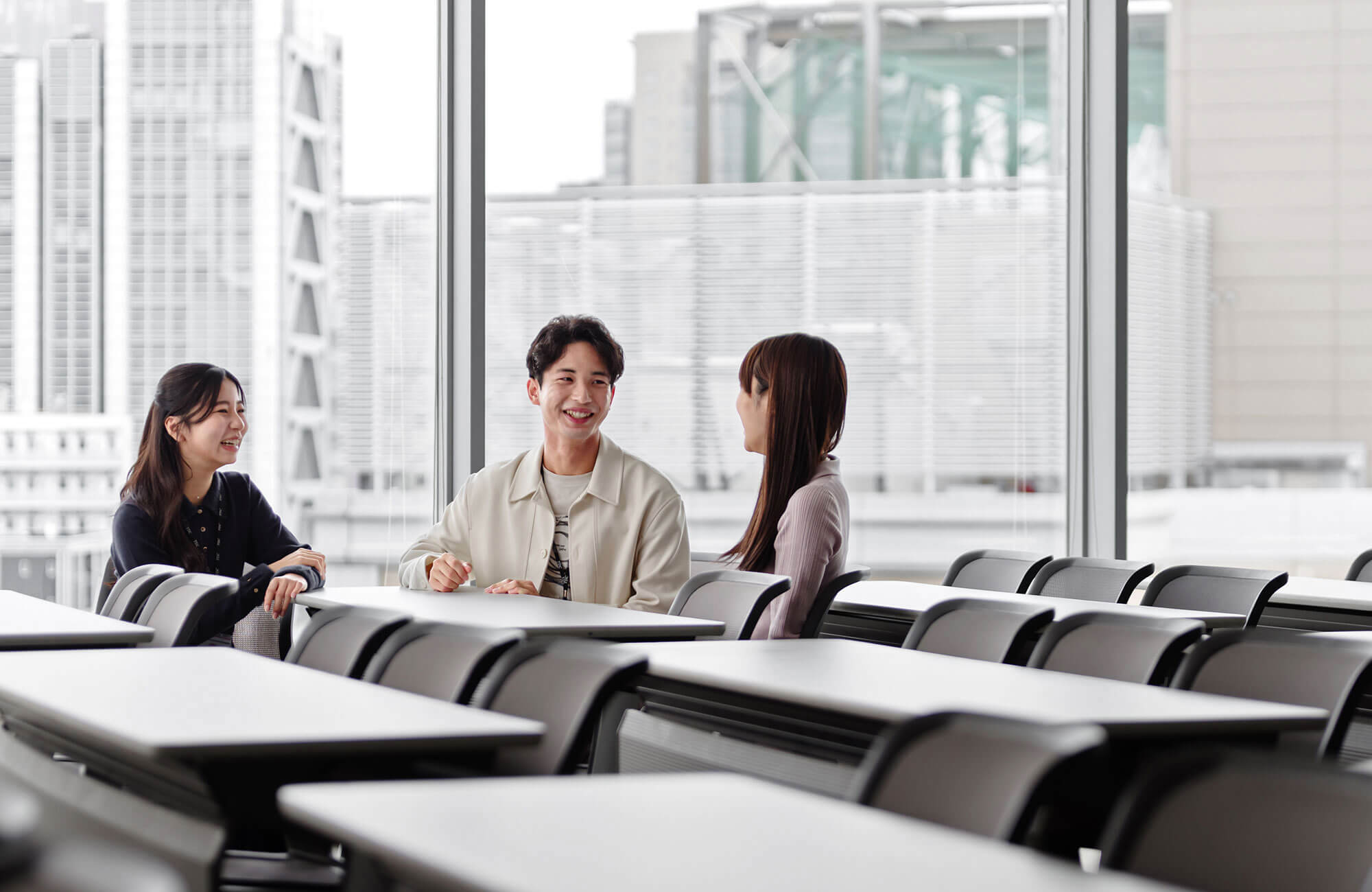 教室で会話をする学生たち