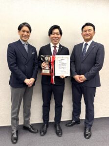 受賞した立澤助教と片倉 朗教授（左）、菅原圭亮准教授