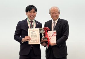 受賞した立澤助教（左）と日本歯科医師会高橋英登会長（右）