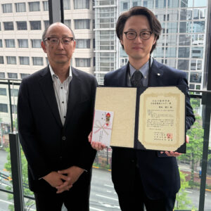 受賞した黄地講師(右)と澁川主任教授