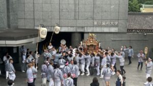 三崎神社例大祭本社神輿渡御の様子