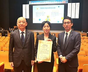 受賞した富田准教授(中央)と齋藤 淳教授(左)今村健太郎准教授