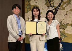 受賞した北垣衛生士(中央)と共同演者の大神浩一郎准教授(左)、鎌田聡仁助教