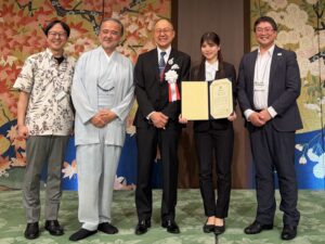 表彰式後に記念撮影を行う上田 貴之 教授、平野理事長、池邉 一典 日本老年歯科医学会第37回学術大会長、髙橋歯科衛生士、竜 正大 准教授(左から)